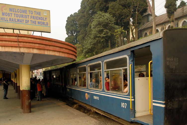 SB06207-The-Darjeeling-Toy-train-at-the-station.jpg