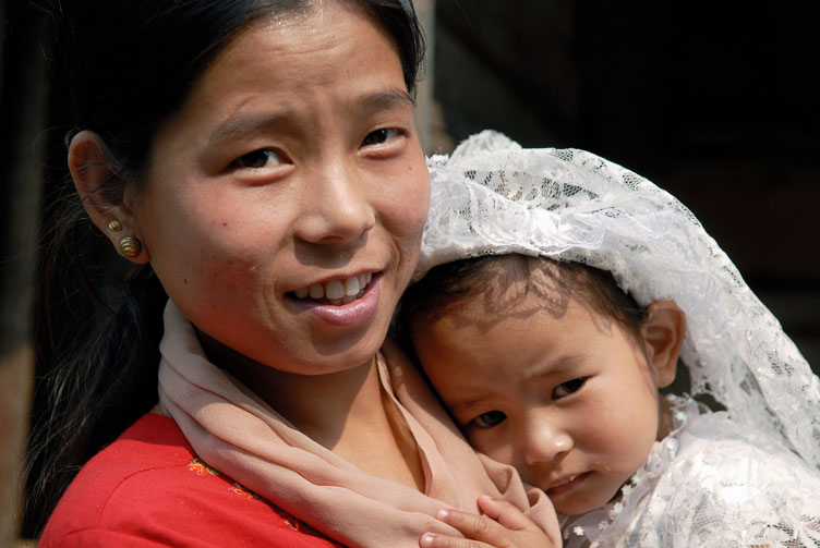 SB06235-Mother-and-child-near-Phuentsoling.jpg