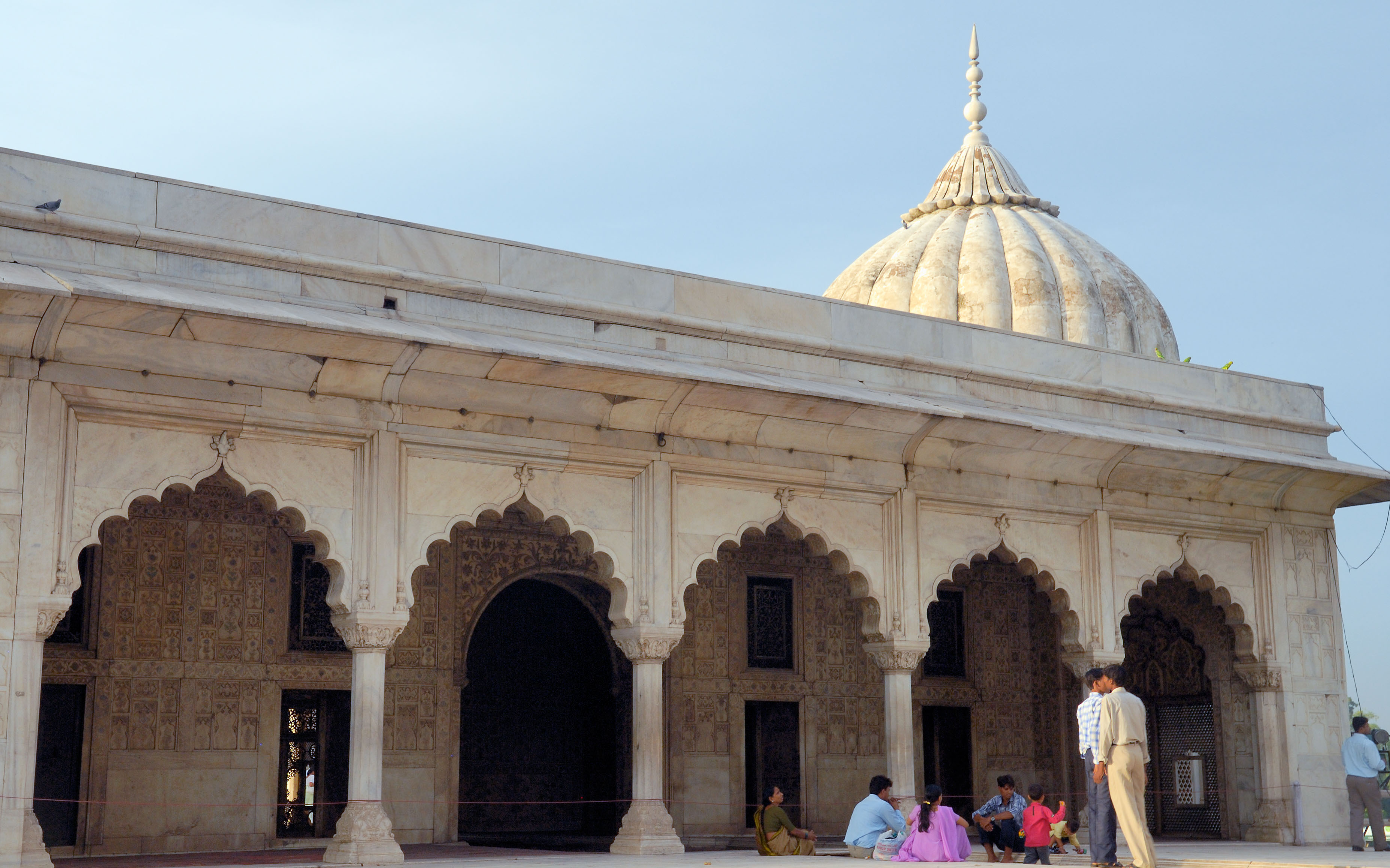 IN067055-Inside-the-Delhi-red-Fort.jpg