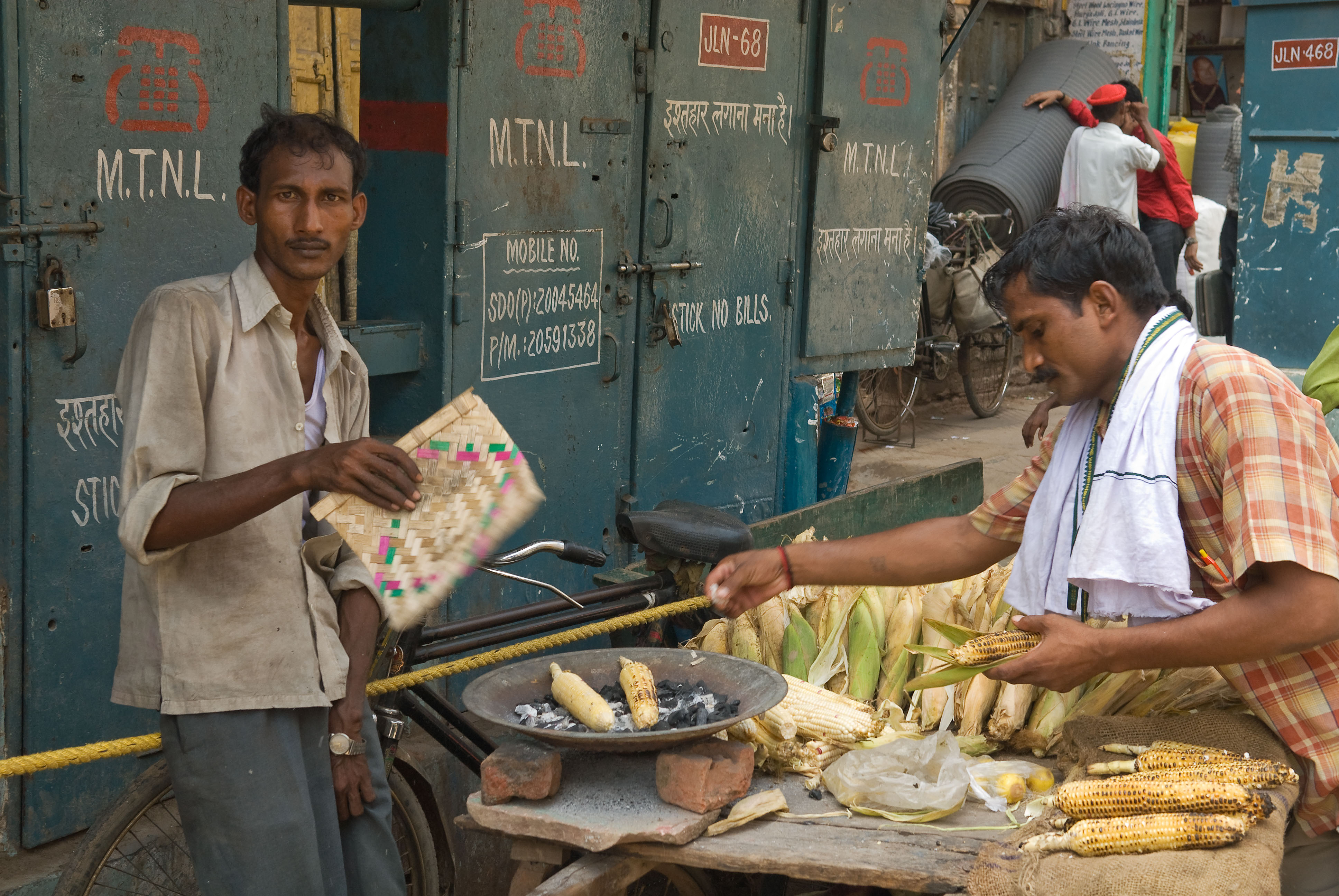 IN067117-Old-Delhi-foodstall.jpg