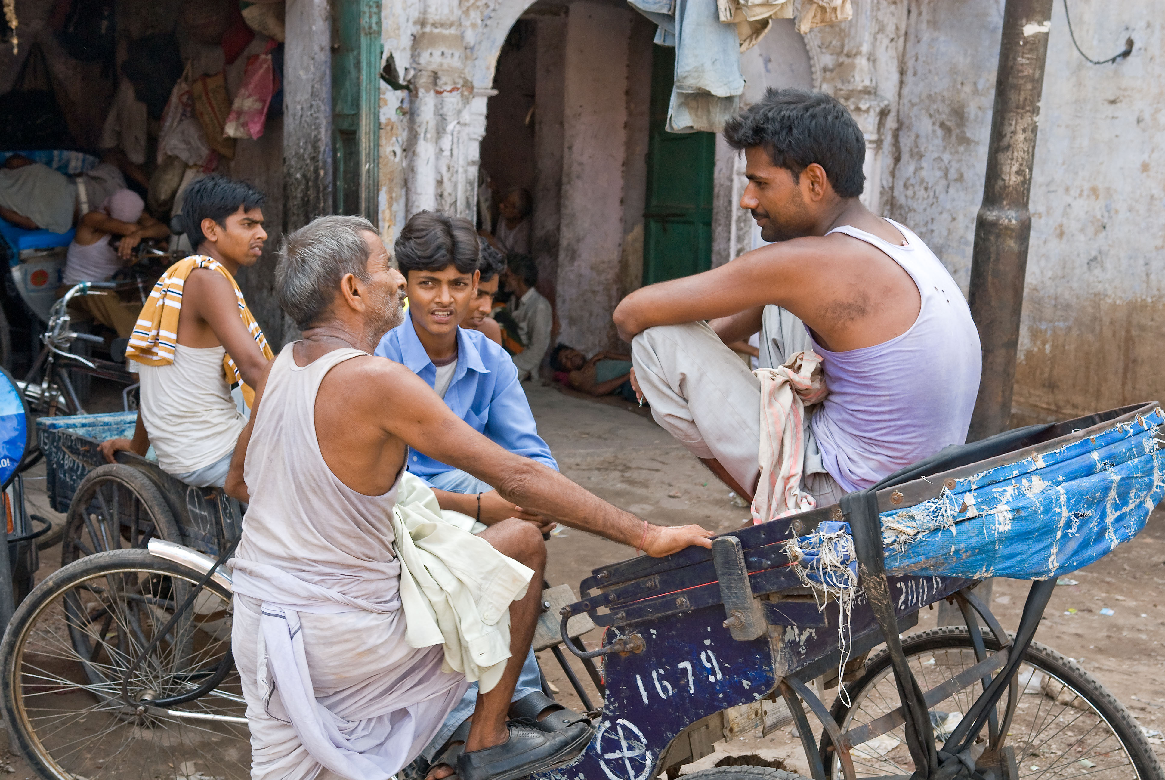 IN067127-Old-Delhi-rickshaw-stand.jpg