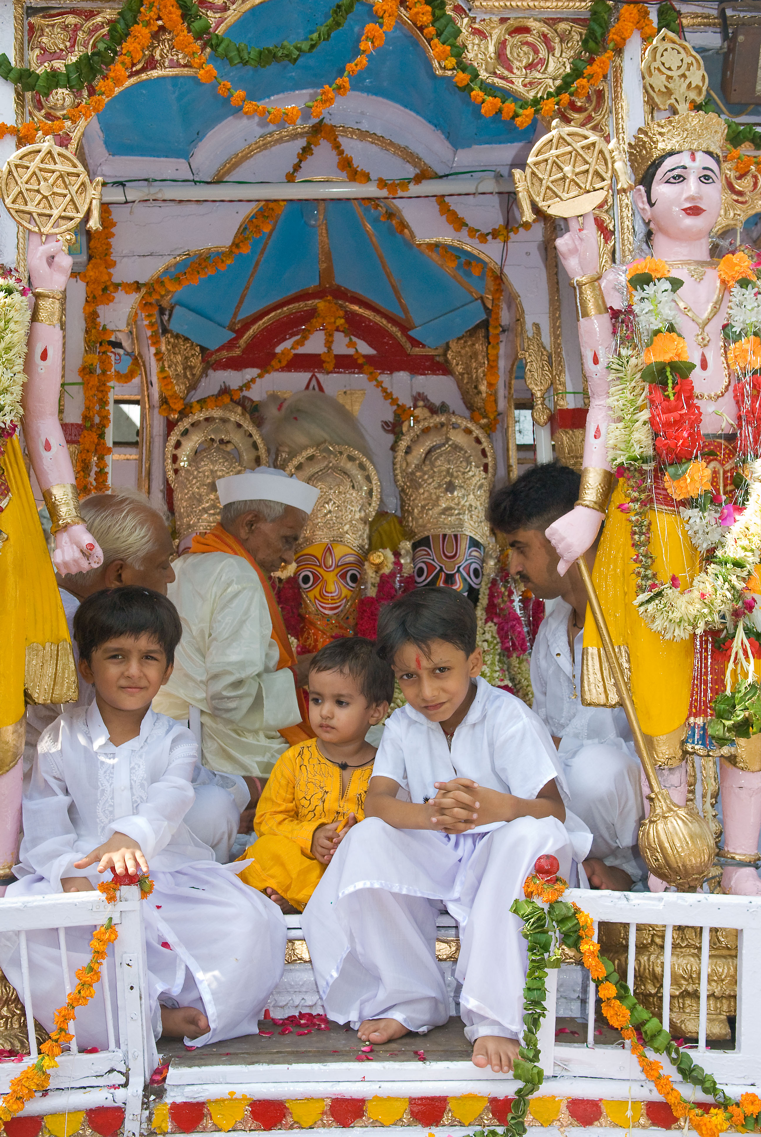 IN067167-Children-in-procession-vehicle.jpg