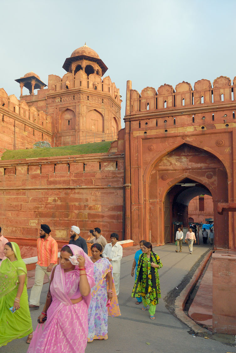 IN067002-Visitors-at-the-Kashmiri-gate-Delhi-Red-Fort_.jpg