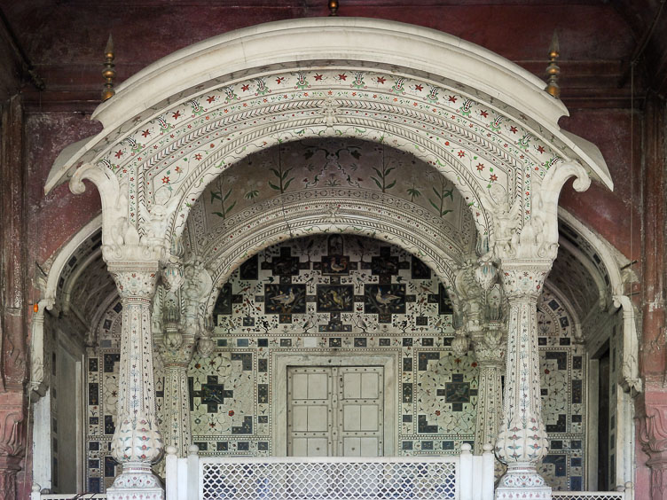 IN067010-2-Red-Fort-Mughal-Throne.jpg