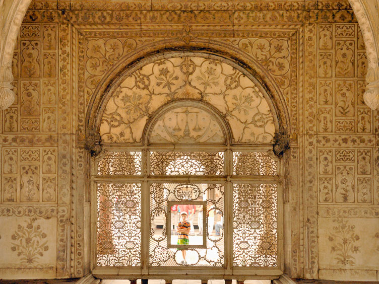 IN067016-marble-screen-in-the-Red-fort.jpg