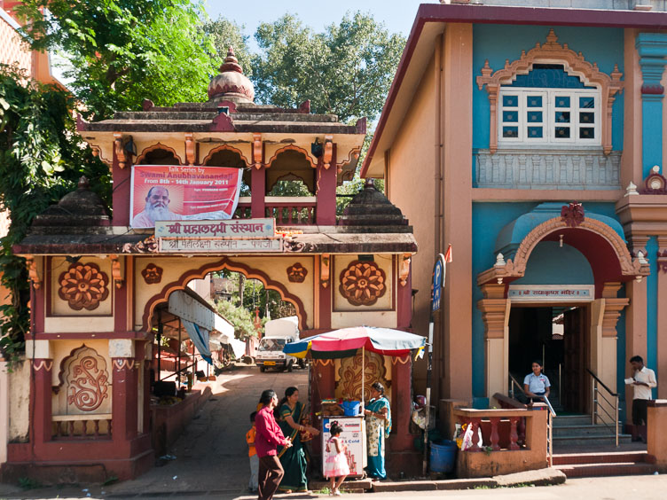 IN110067-Edit-Panjim-temple-entrance.jpg