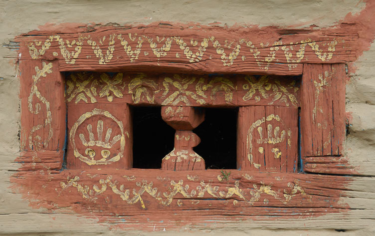 IN070851-Old-Manali-house-decoration.jpg