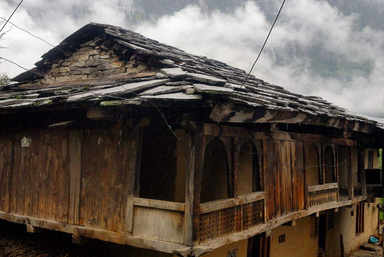 IN070873-Wooden-house-in-a-village-near-Manali.jpg