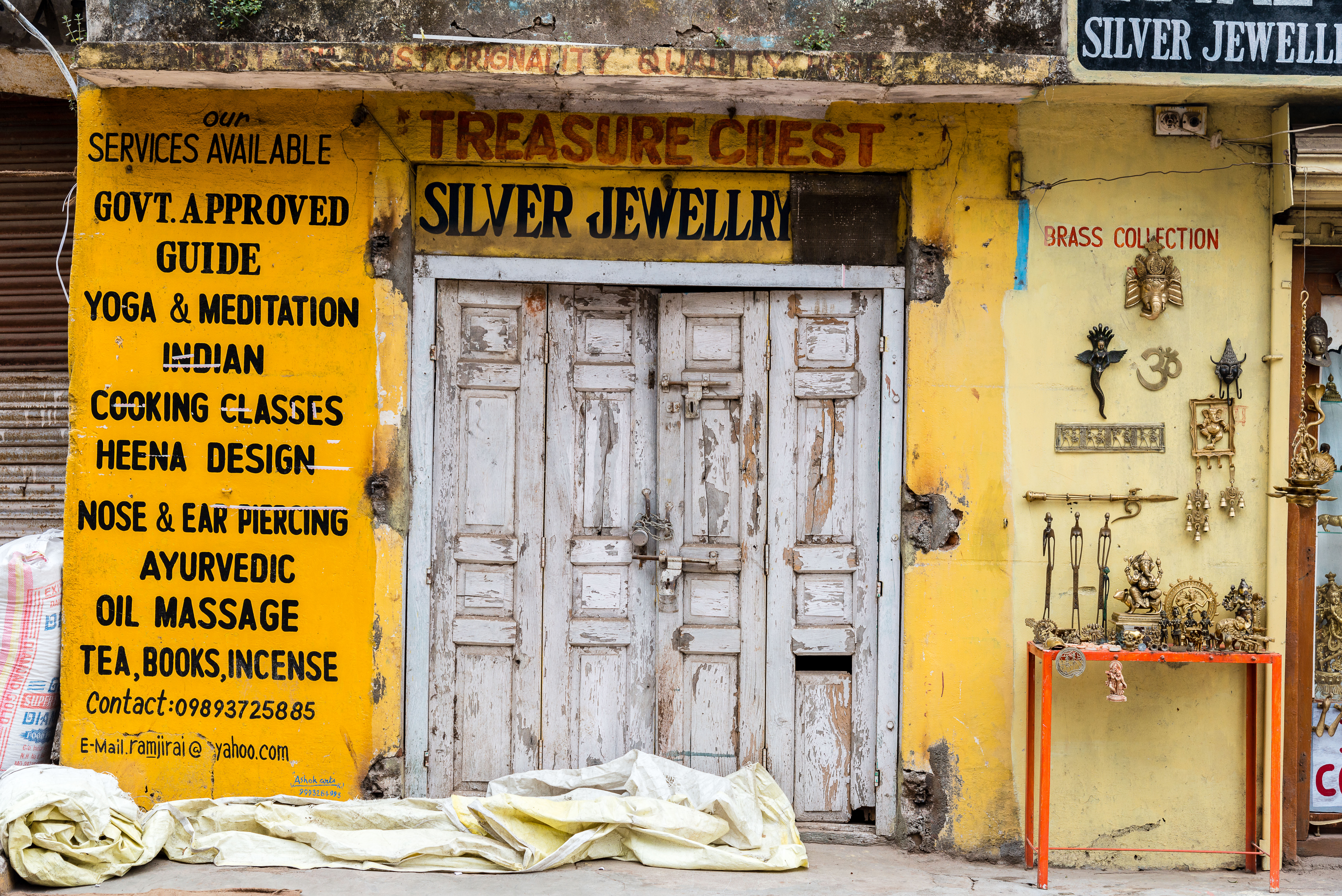 IN141204E-Khajuraho-shop.jpg