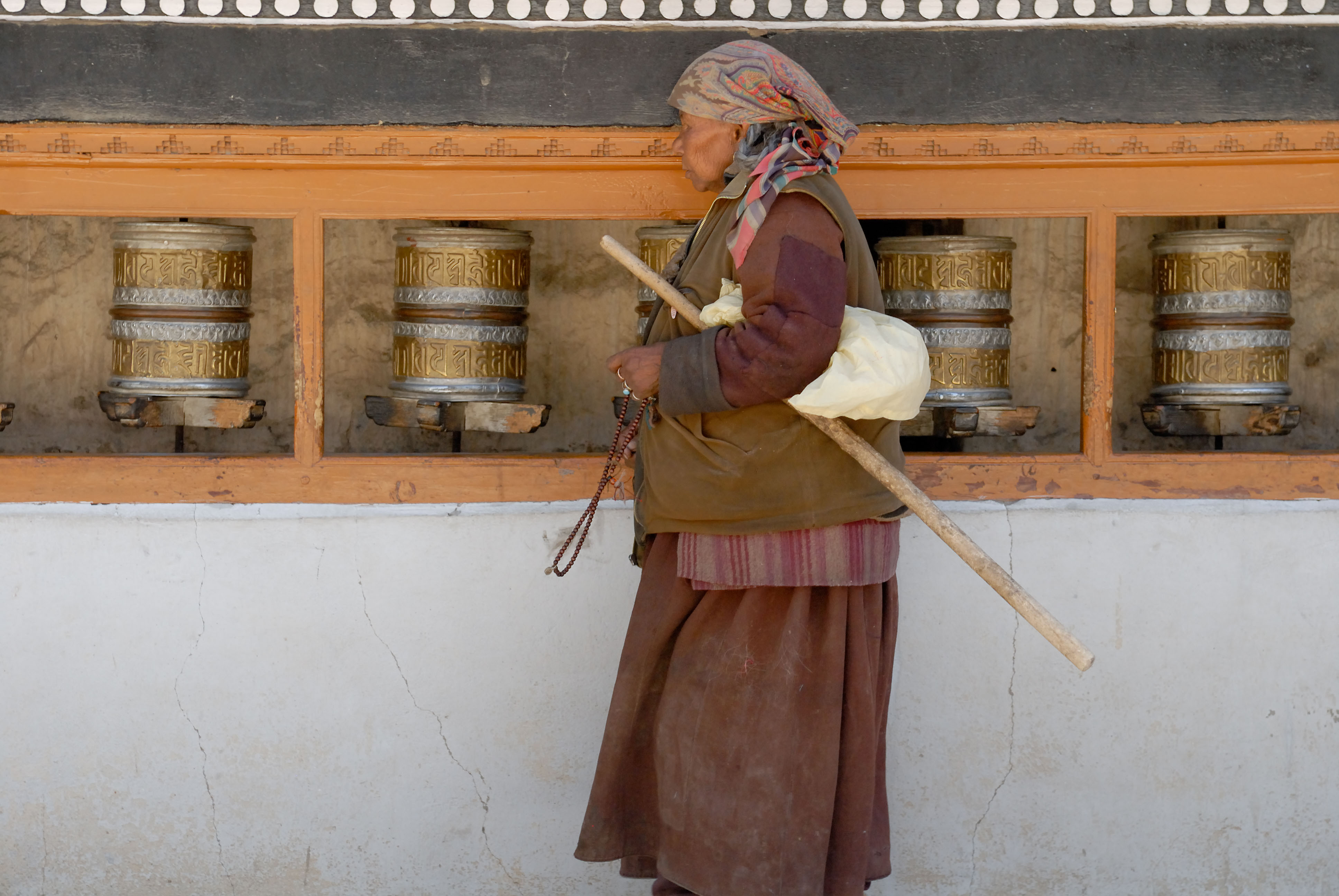 IN070020-Leh-Turning-the-prayer-wheels.jpg