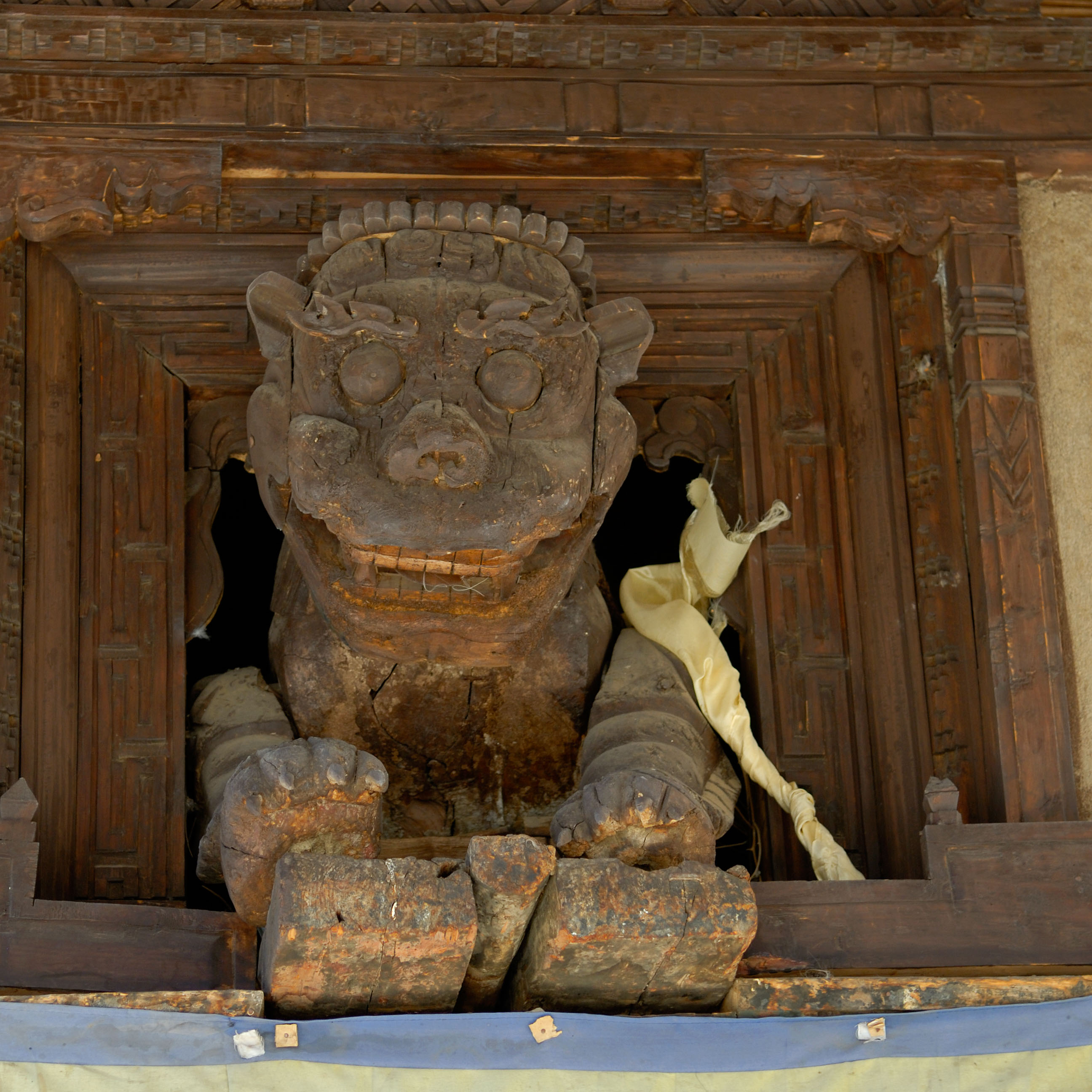 IN070044-Leh-Palace-doorway.jpg