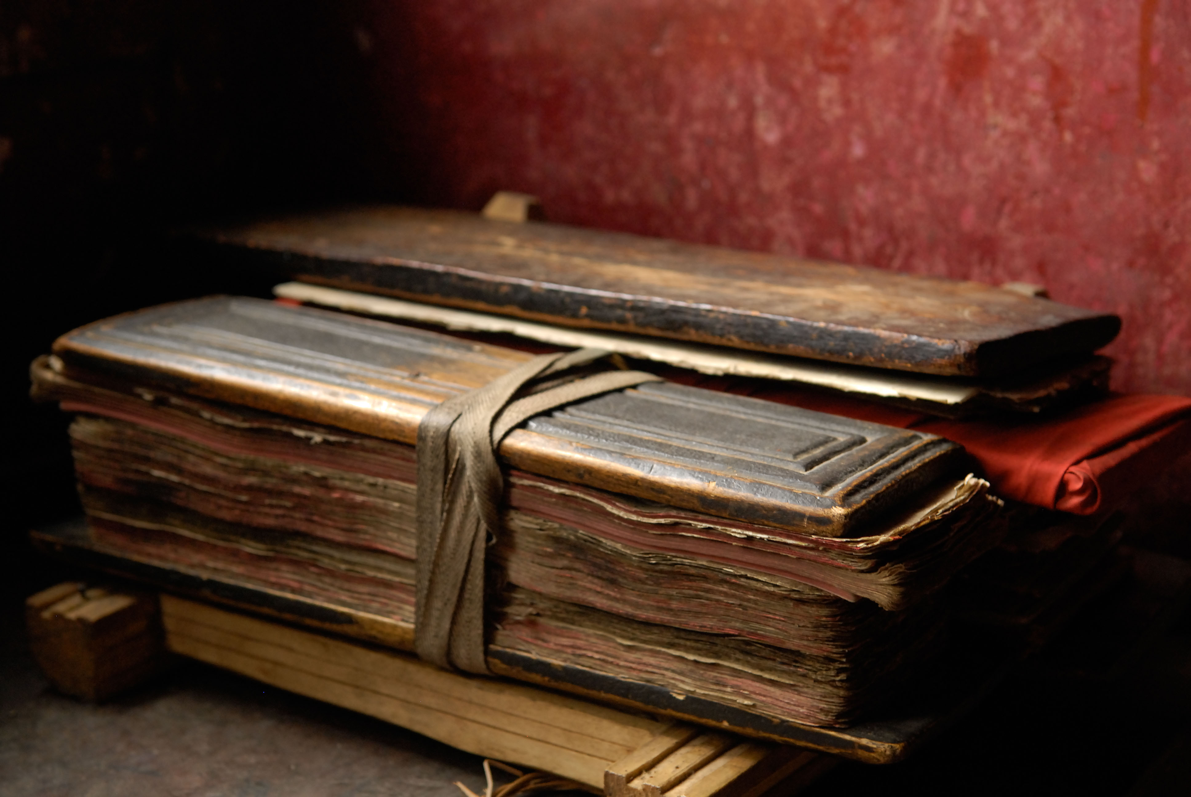 IN070654-Prayer-books-at-Themisgang-monastery-in-Lamayuru.jpg