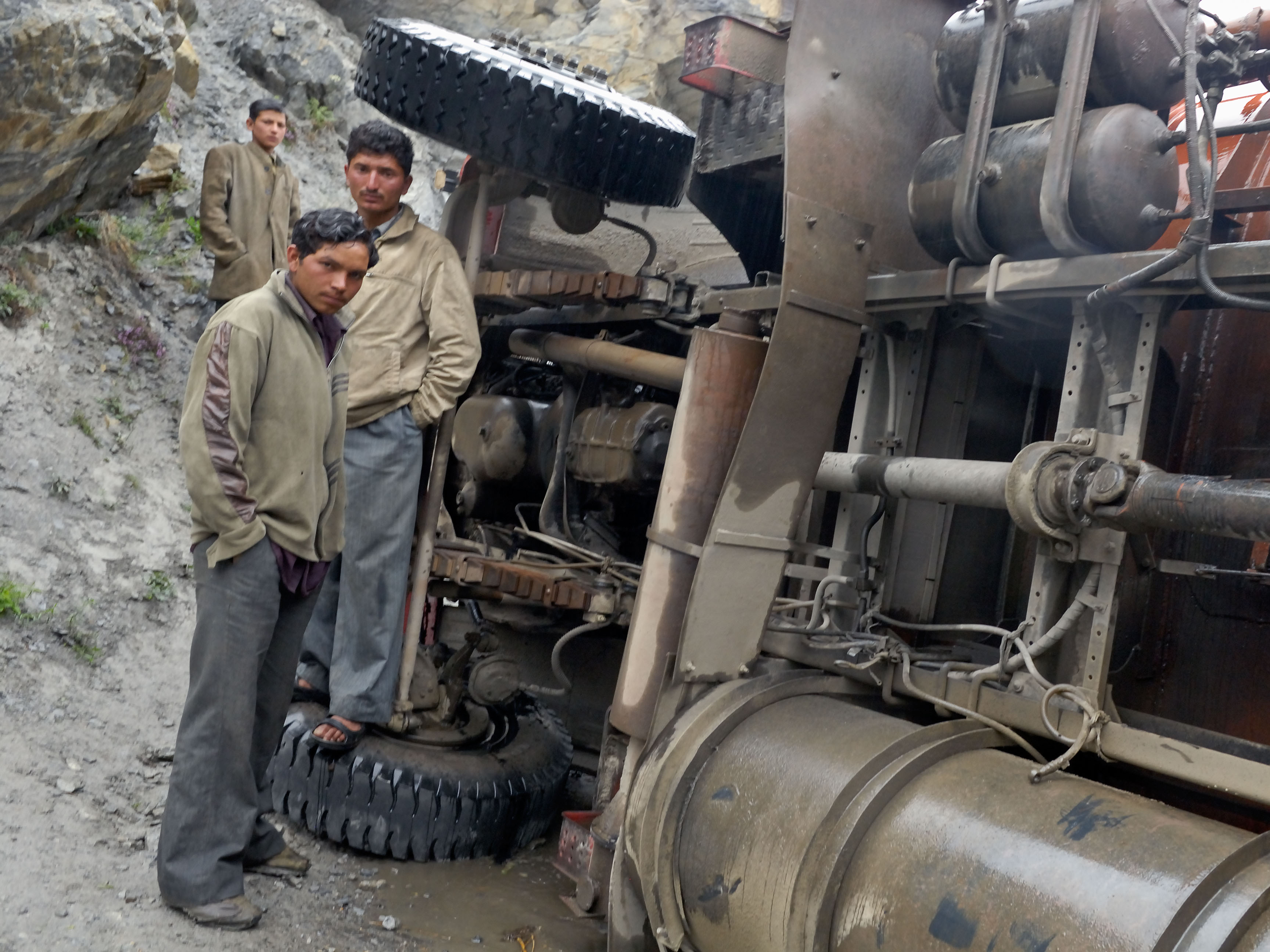 IN070830-Truck-blockng-the-road-to-Manali.jpg