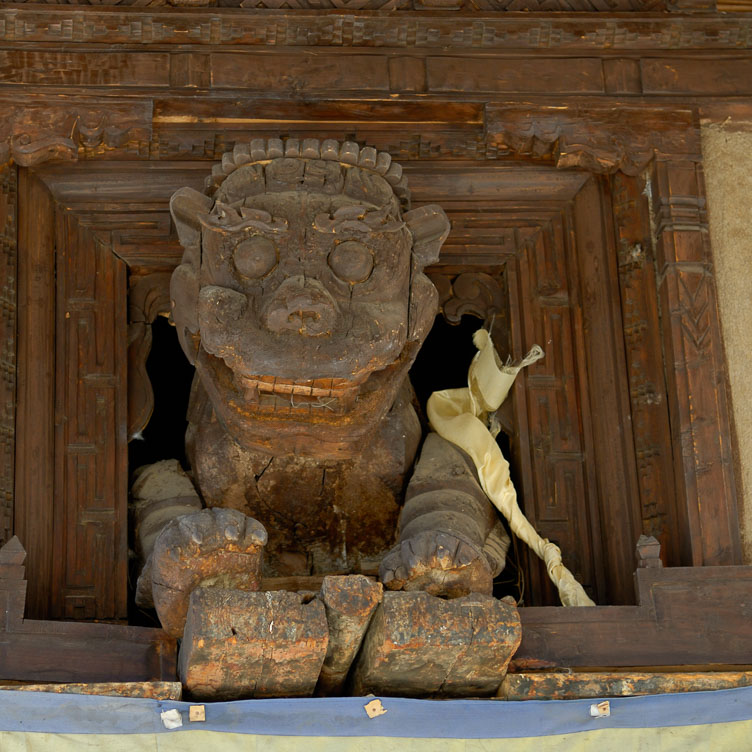 IN070044-Leh-Palace-doorway.jpg
