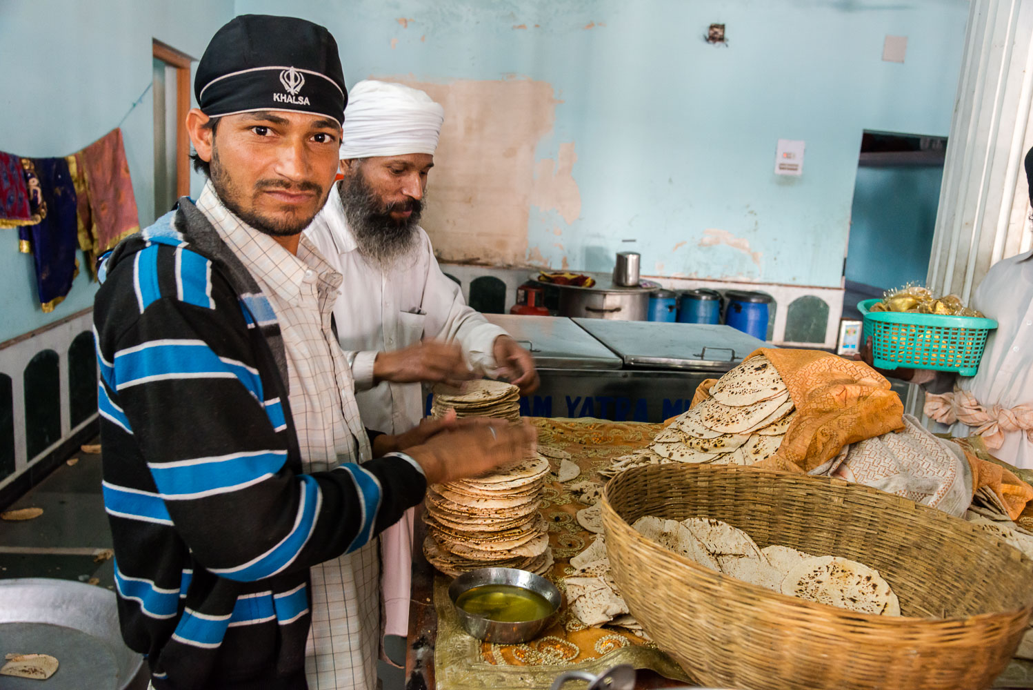 IN141584E-Gwalior-Waiters-at-Gurdwana-Data-Bandi-Chor-Sahib.jpg