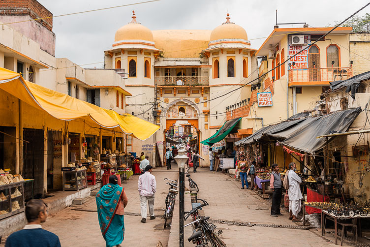 IN141314E-Orchha--temple-square-entrance.jpg