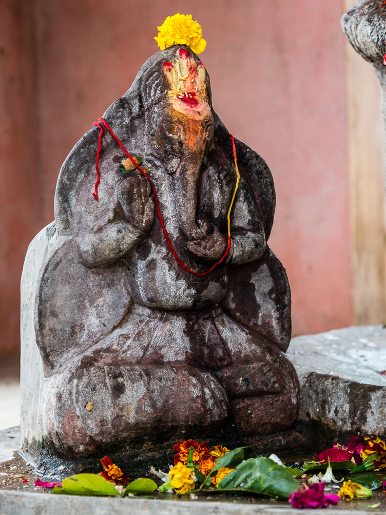 IN141376E-Orchha-Deity-at-the-Fort-Ganesh.jpg