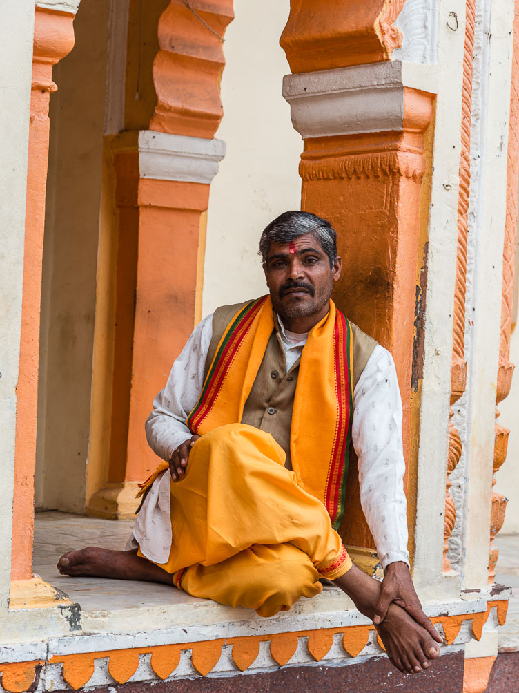 IN141448E-Orchha-Temple-priest.jpg