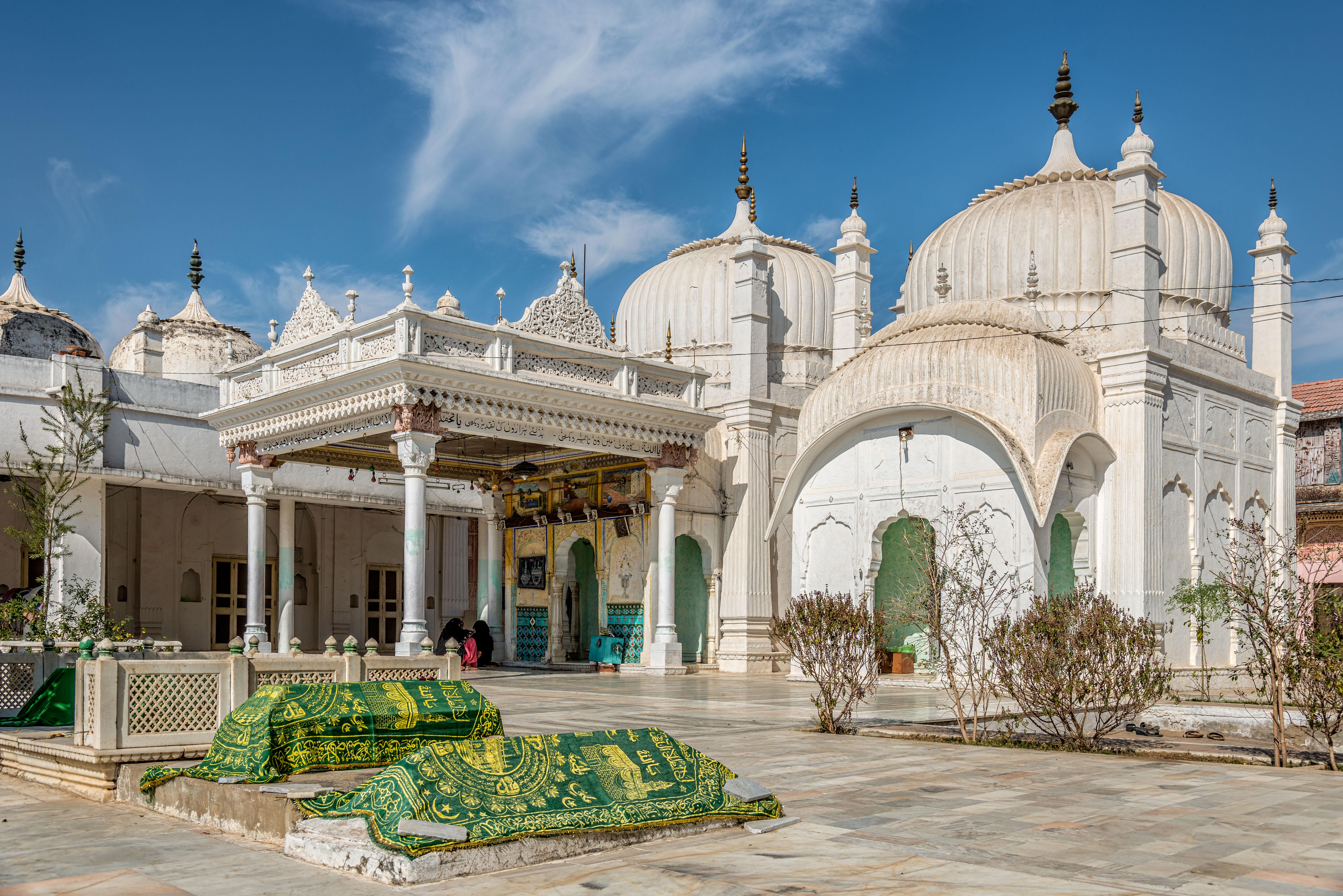 IN140294-Edit-Darga-of-Kammarudin-Shah.-Tombs-and-Mosque.jpg