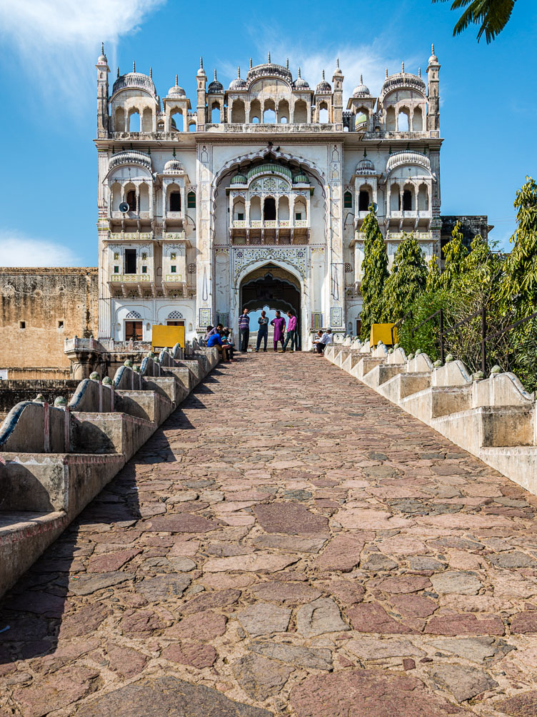 IN140292-Edit-Darga-of-Kammarudin-Shah-Tombs-and-Mosque.jpg