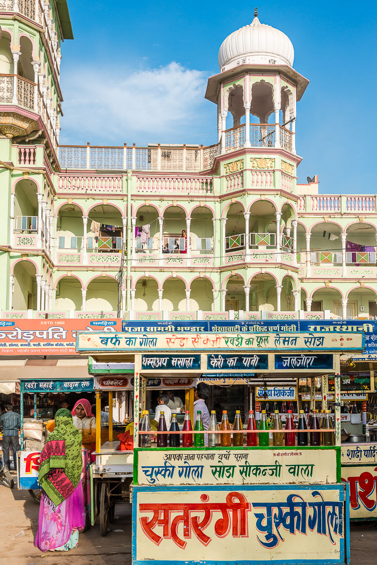 IN140335E-Jhunjhunu-Foodstall-at-the-Rani-Sati-temple.jpg