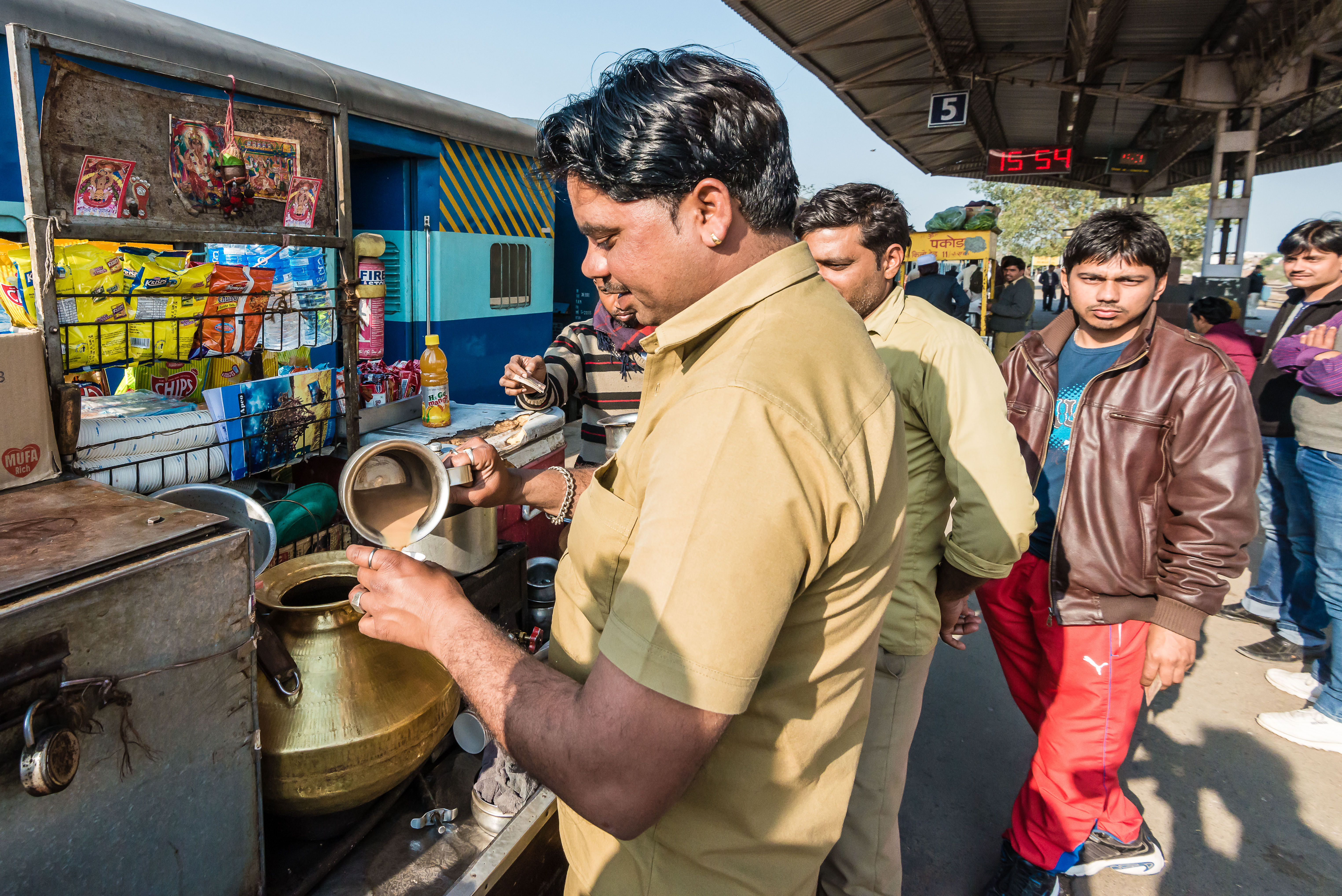 IN140906E-Mehansar-Trainstation-chai-vendor.jpg