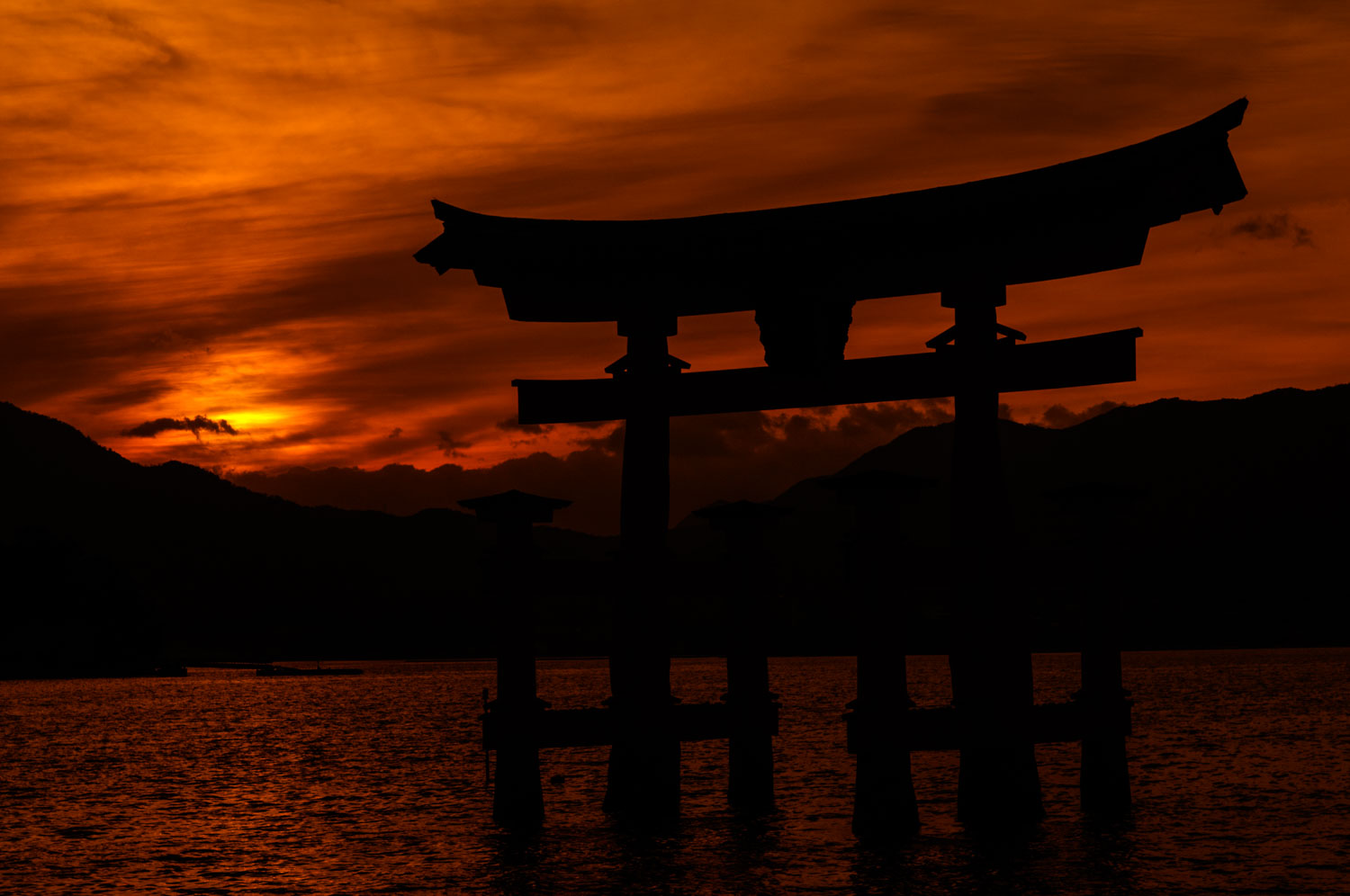 JA081045-Hiroshima-Itsukushim-at-dusk.jpg