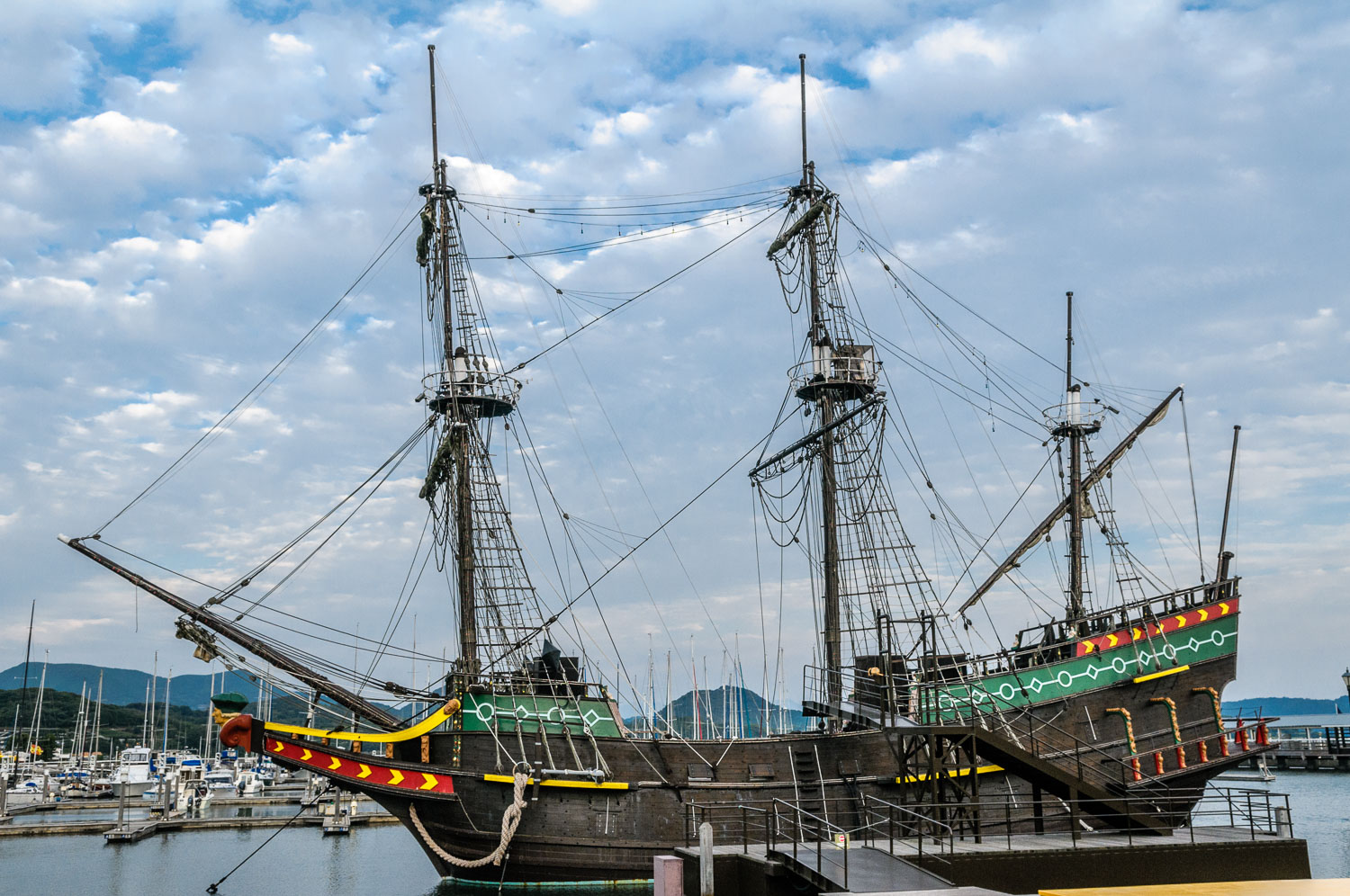 JA081459-A-tallship-at-Huis-ten-Bosch.jpg