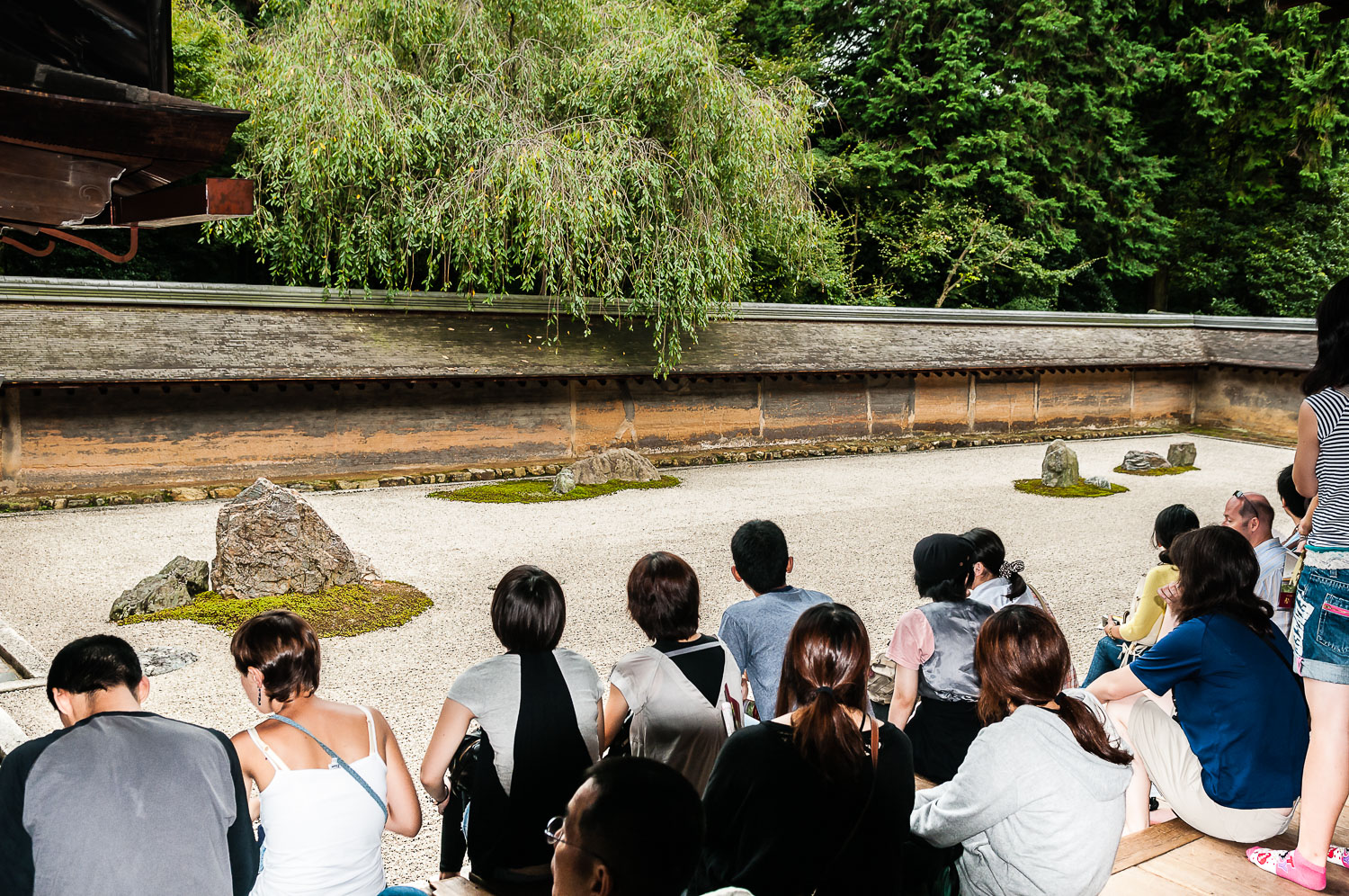 JA080675E-Watching-the-Zen-garden-at-Ryoanji-Temple-in-Kyoto.jpg