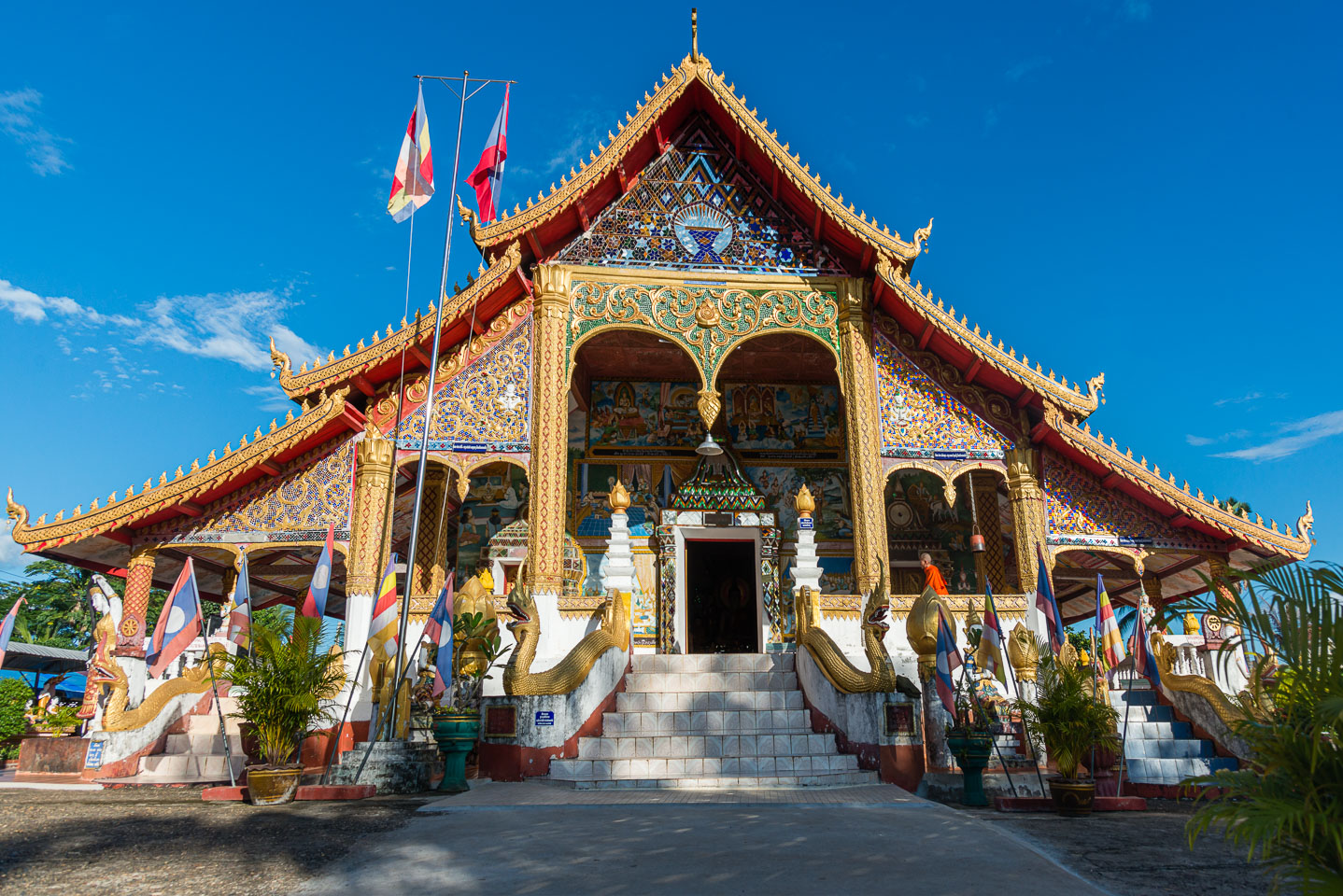 LA163005-Wat-with-low-hanging-roof-at-Huay-Xai.jpg