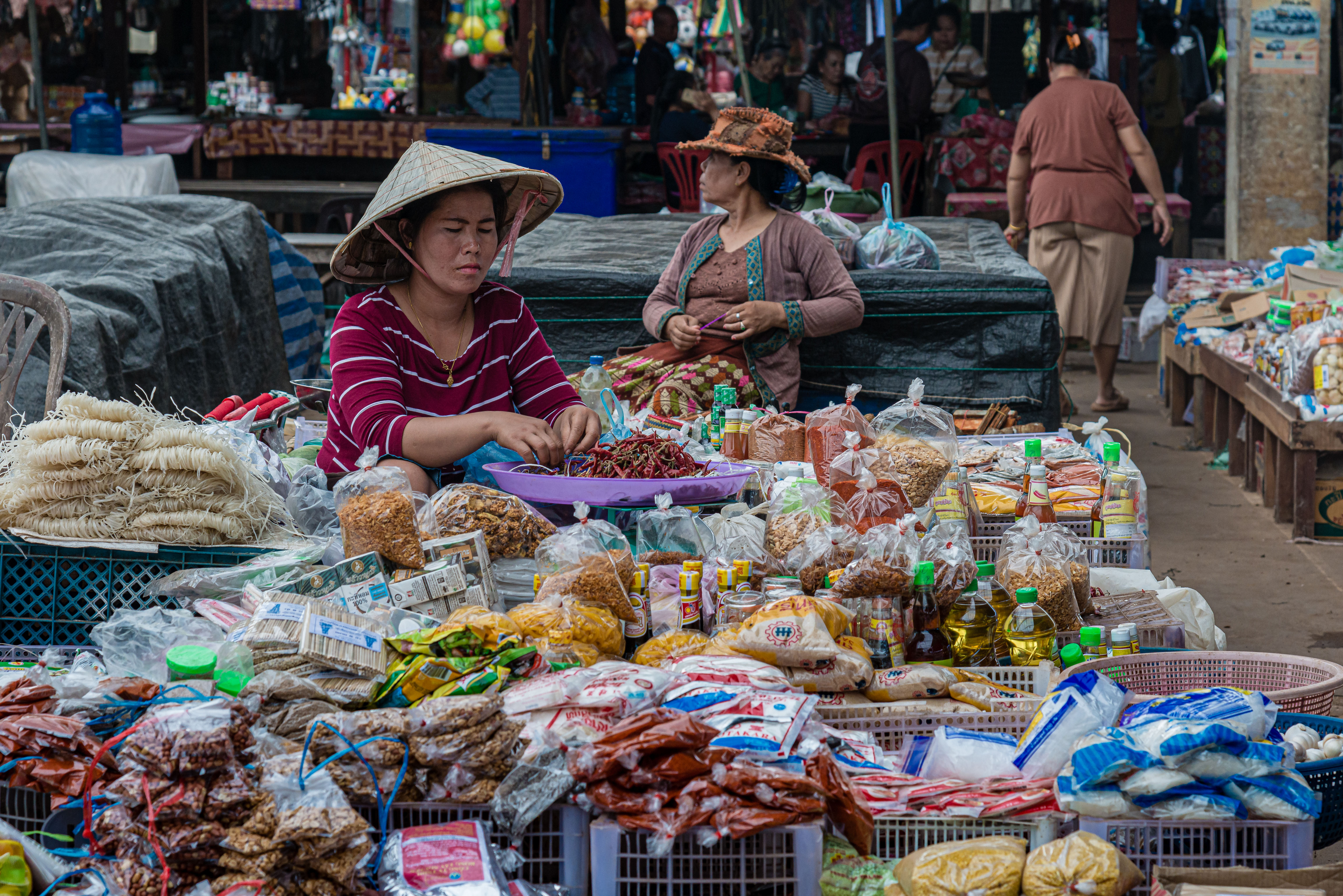 LA170346-Ban-Khinak-market.jpg