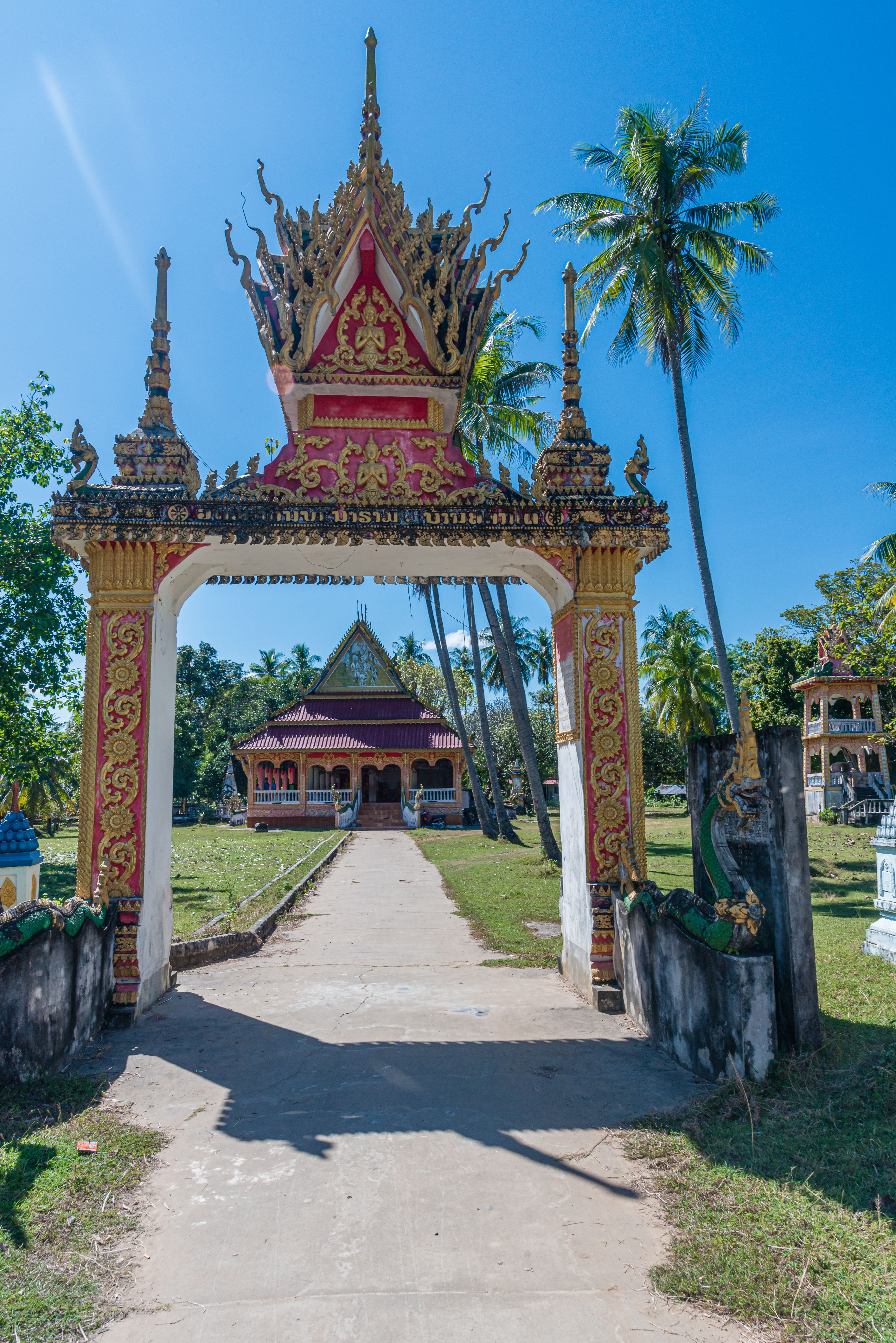 LA170401-Gate-to-mekongside-Wat.jpg