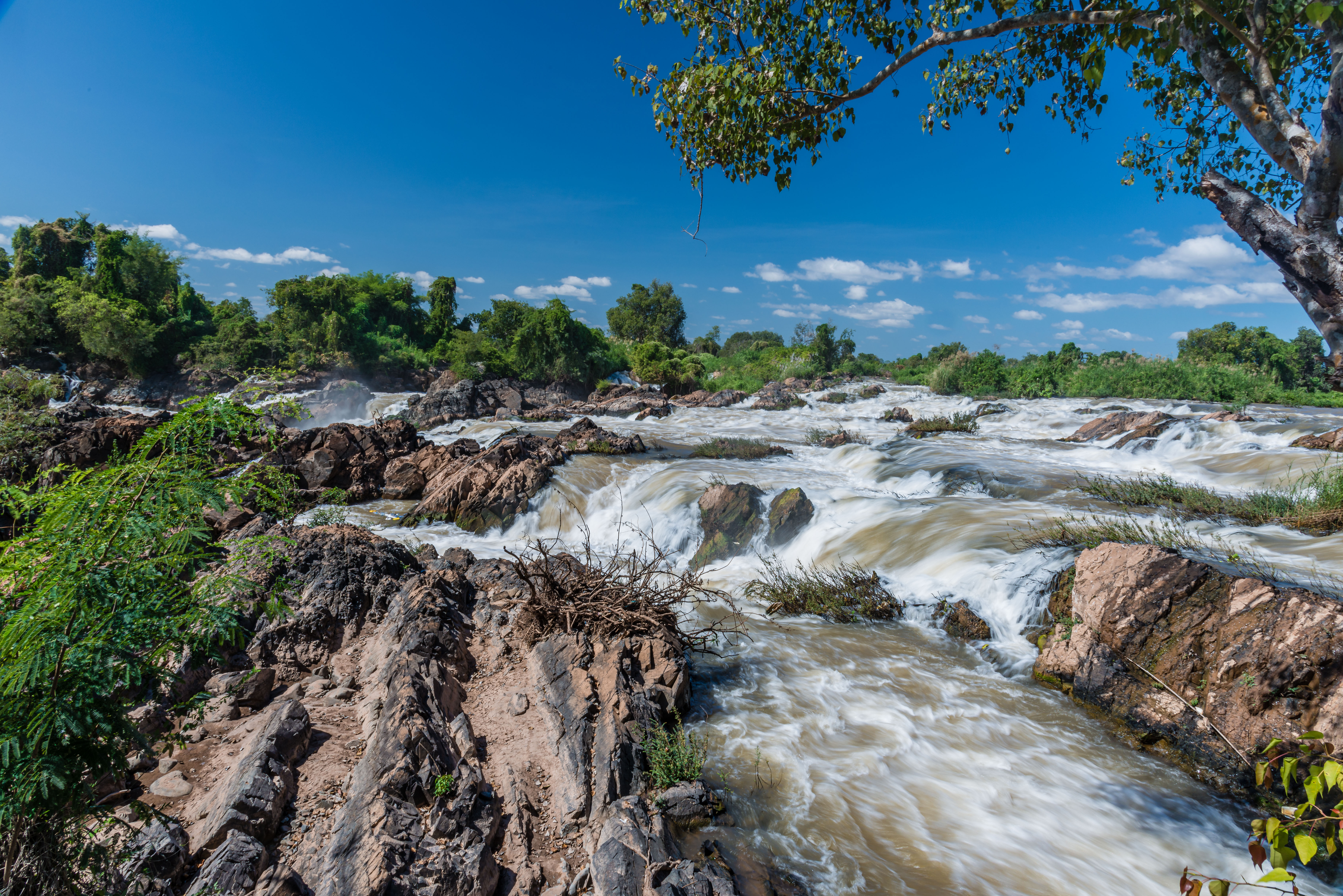 LA170408-Thad-Somphavit-falls-in-Don-Khone.jpg