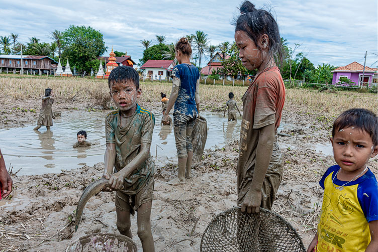 LA170300-Children-catching-fish-in-a-drying-pond.jpg