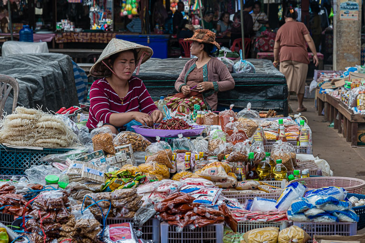 LA170346-Ban-Khinak-market.jpg