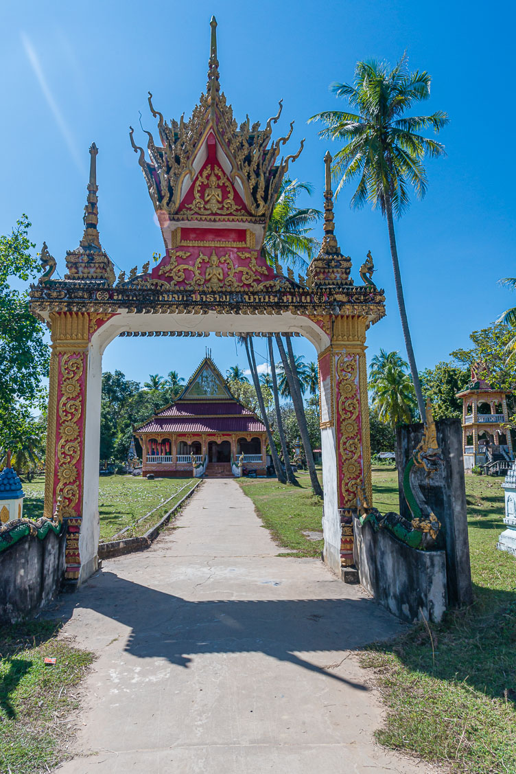LA170401-Gate-to-mekongside-Wat.jpg
