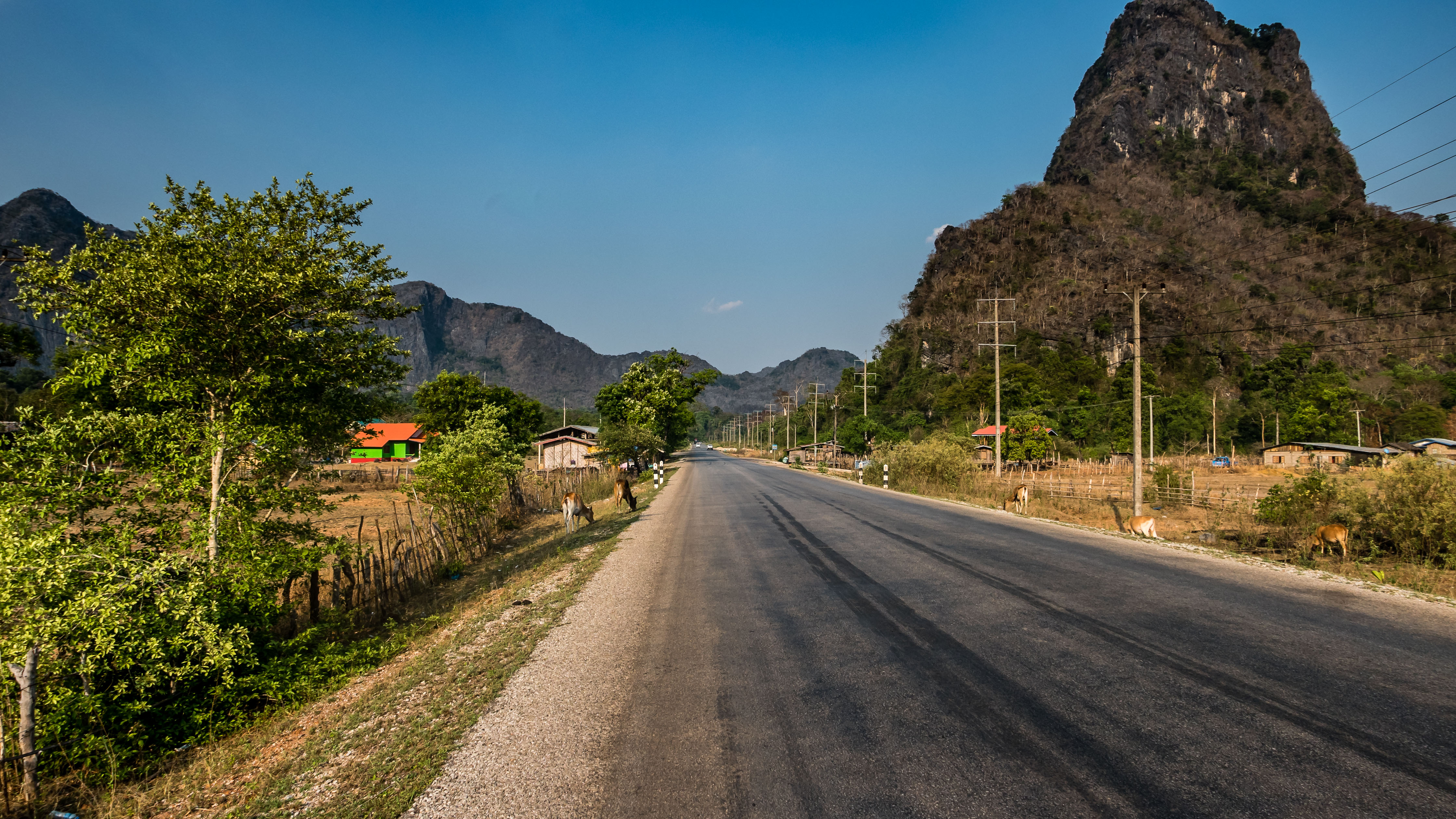 LA160633-Thakhek-roads.jpg