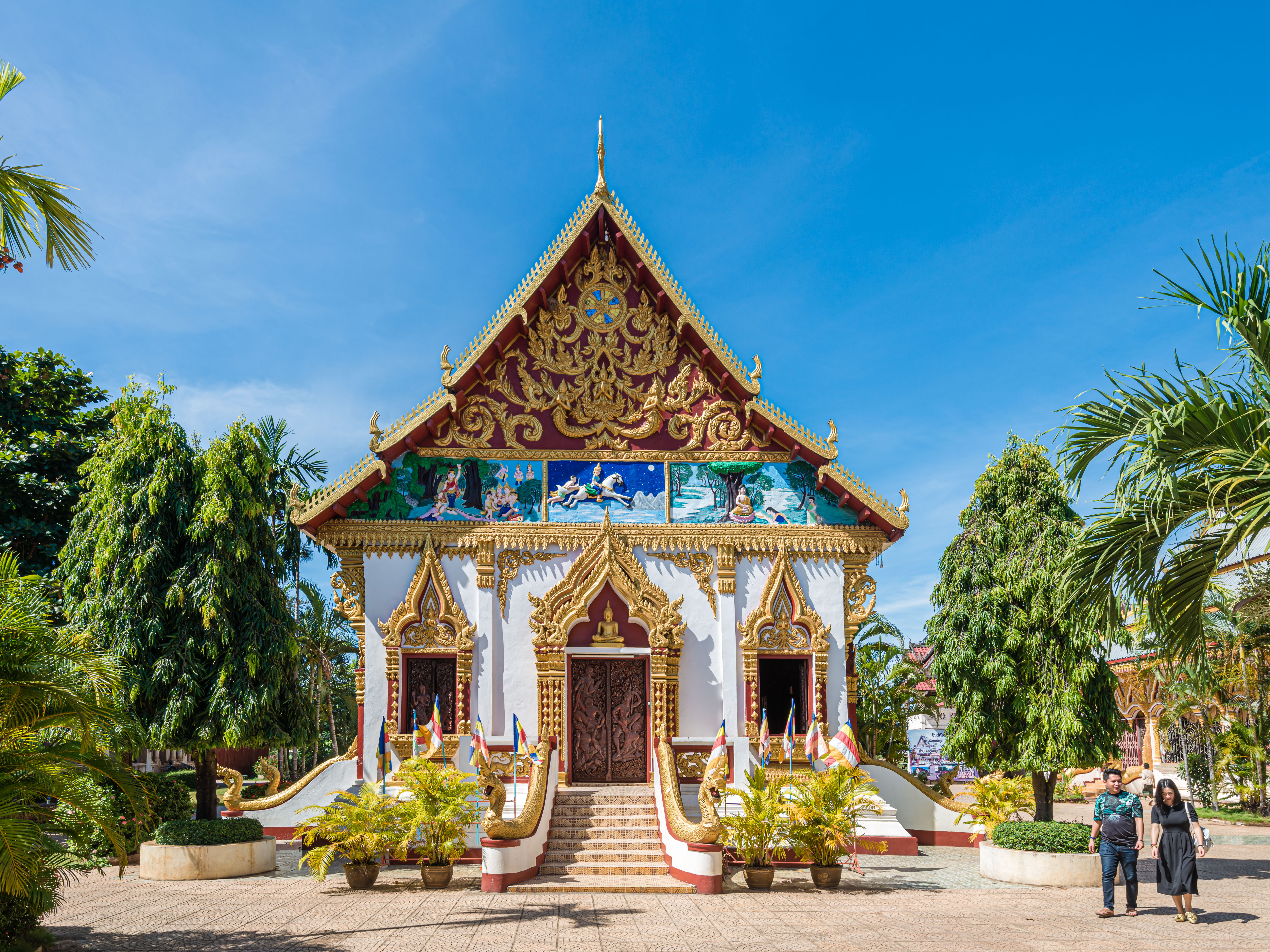 LA170053-Pakse---colorful-Wat-Luang.jpg