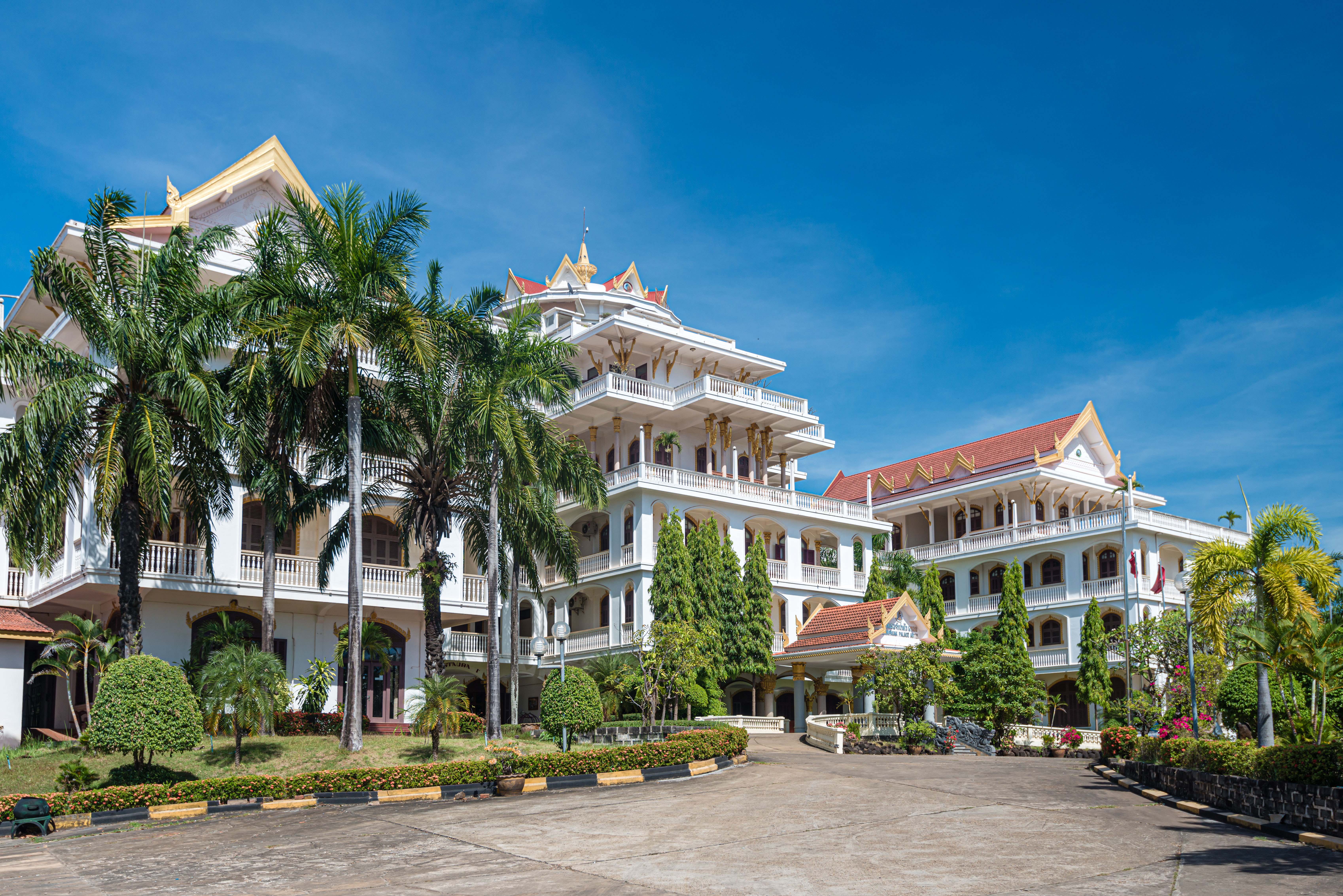 LA170068-Pakse---Former-Royal-palace,-now-hotel.jpg