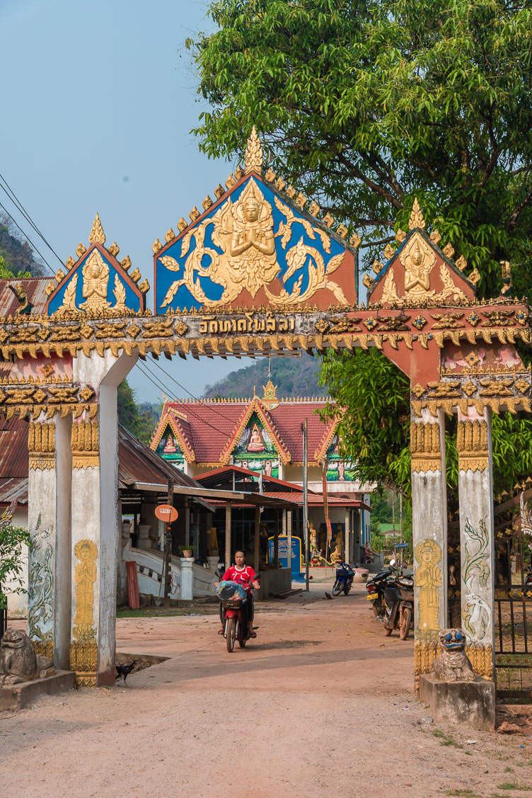 LA160675-Entry-gate-of-a-Wat-near-Thakhek.jpg