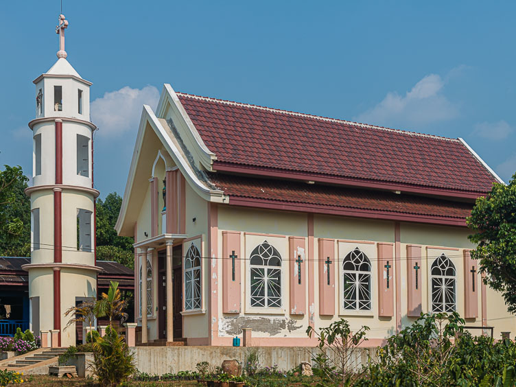 LA160817-Catholic-church-at-Thakhek.jpg