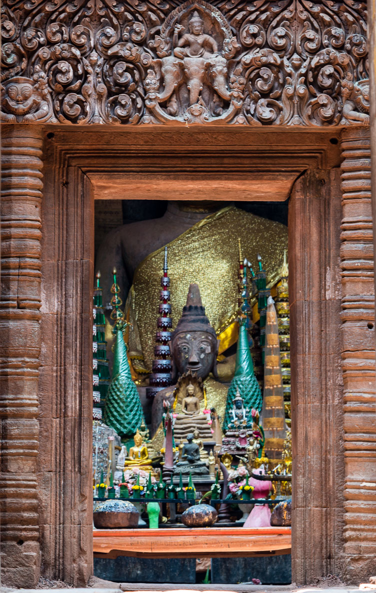 LA160937-Vat-Phu---Buddha's-inside-a-Hindu-sancuary_.jpg