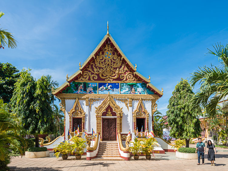 LA170053-Pakse---colorful-Wat-Luang.jpg