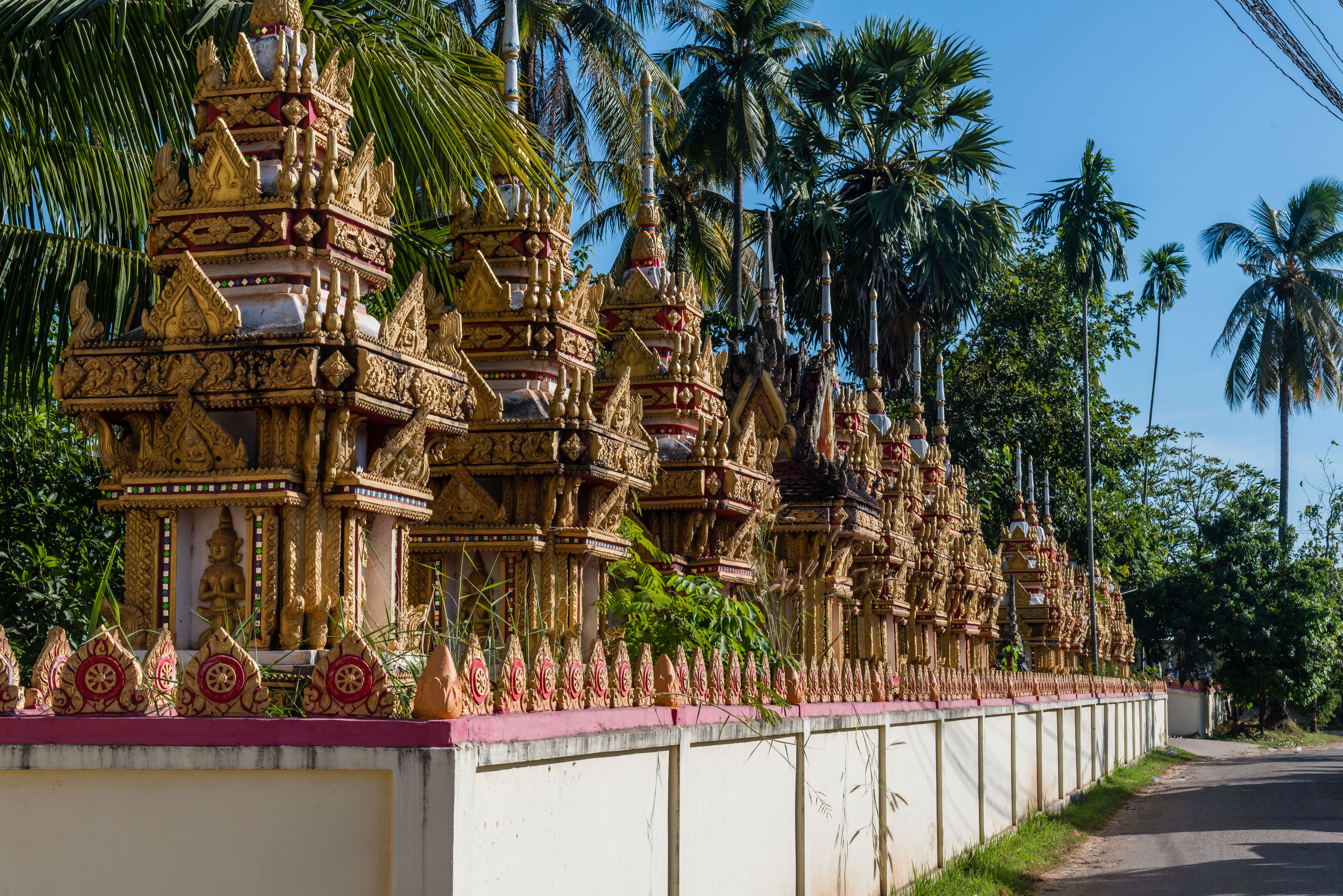 LA163805-Decorated-row-of-memorial-stupa's.jpg