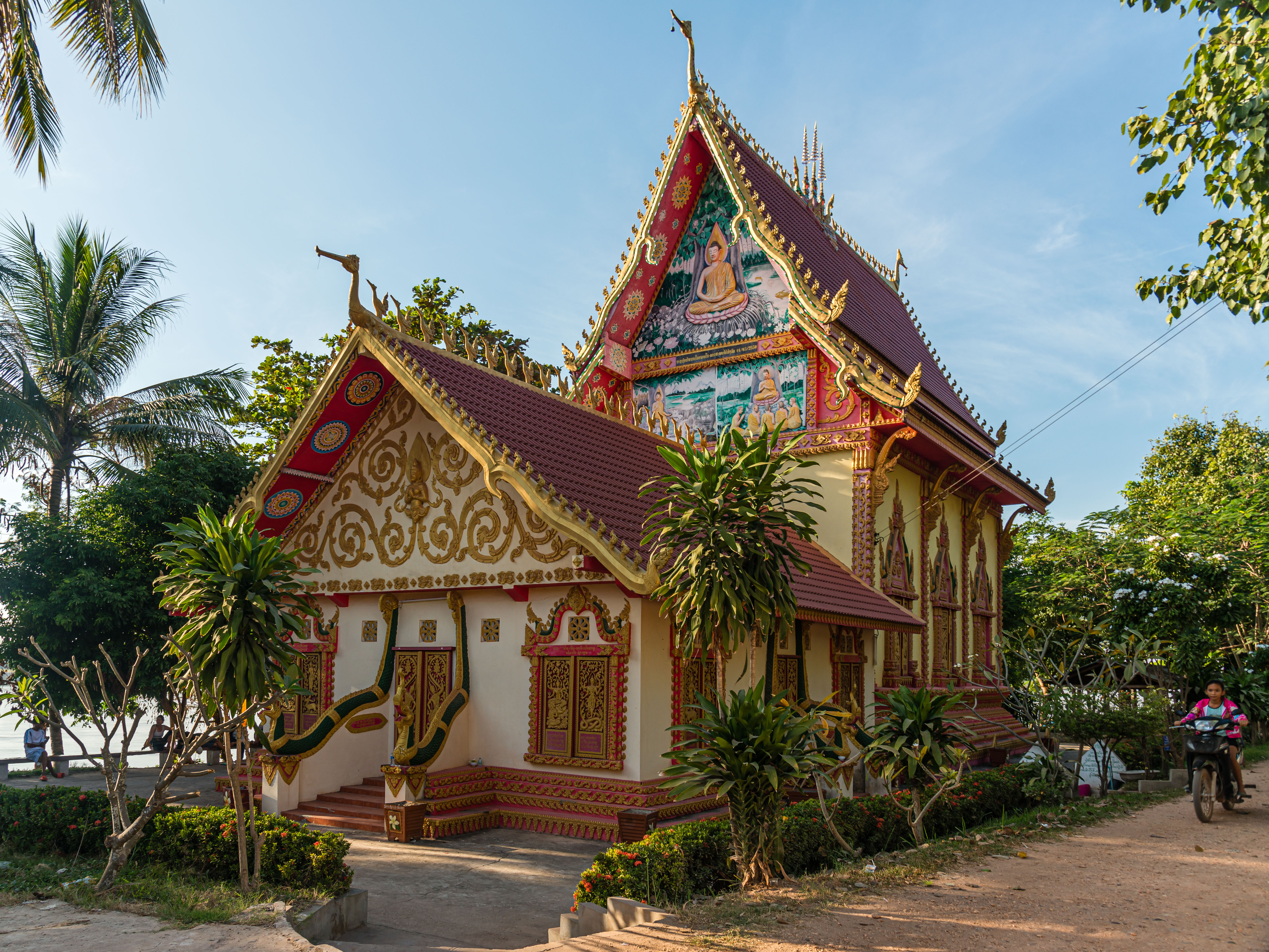 LA163813-A-small-Wat-near-the-Mekong.jpg