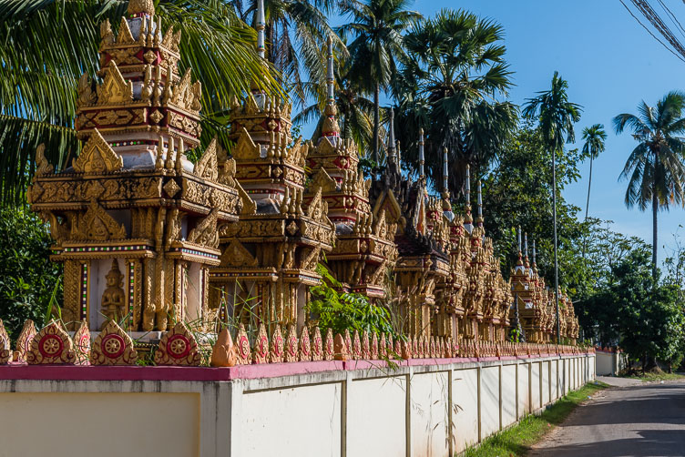 LA163805-Decorated-row-of-memorial-stupa's.jpg