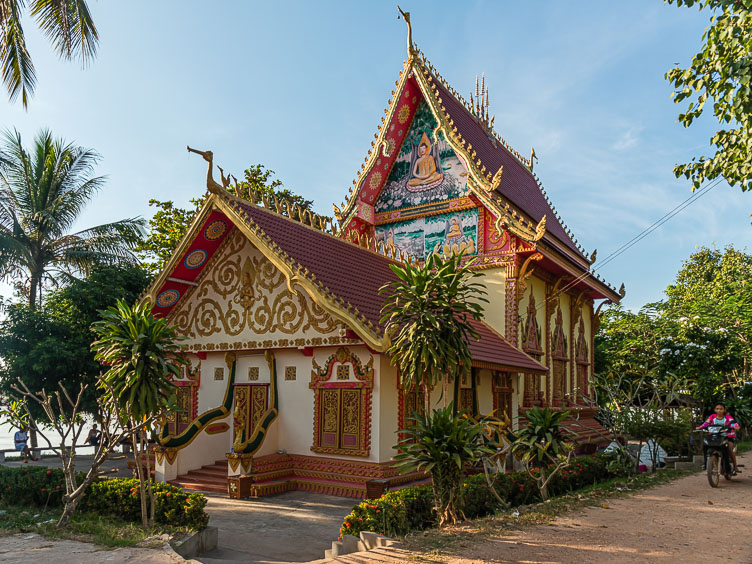 A small Wat near the Mekong LA163813-A-small-Wat-near-the-Mekong.jpg