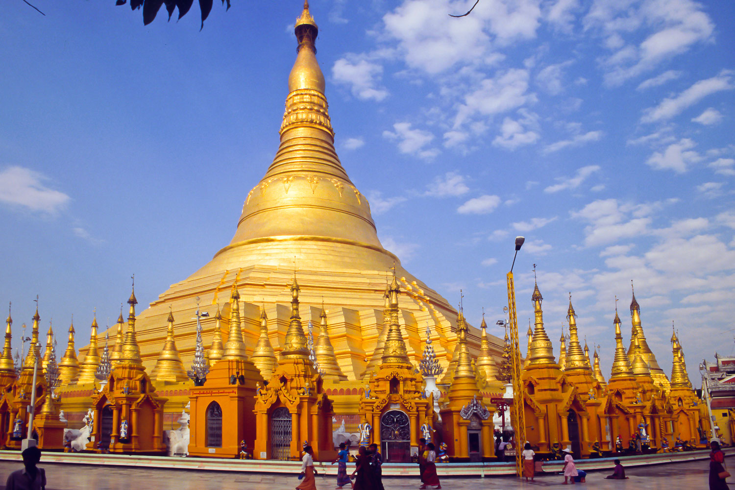 MY96009-Yangon-the-Schweddagon.jpg