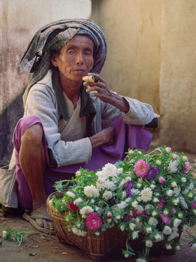 MY96040-A-big-smoke-Lashio-market_v1.jpg