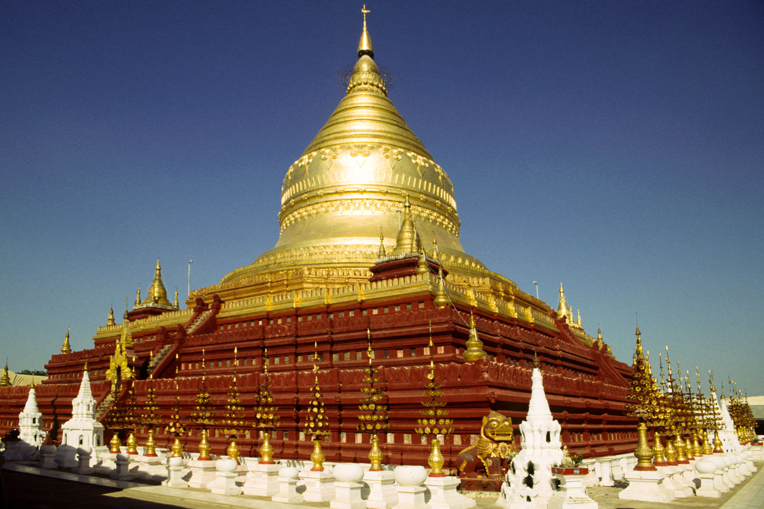 MY96049-Shwezigon-pagoda-at-Pagan.jpg